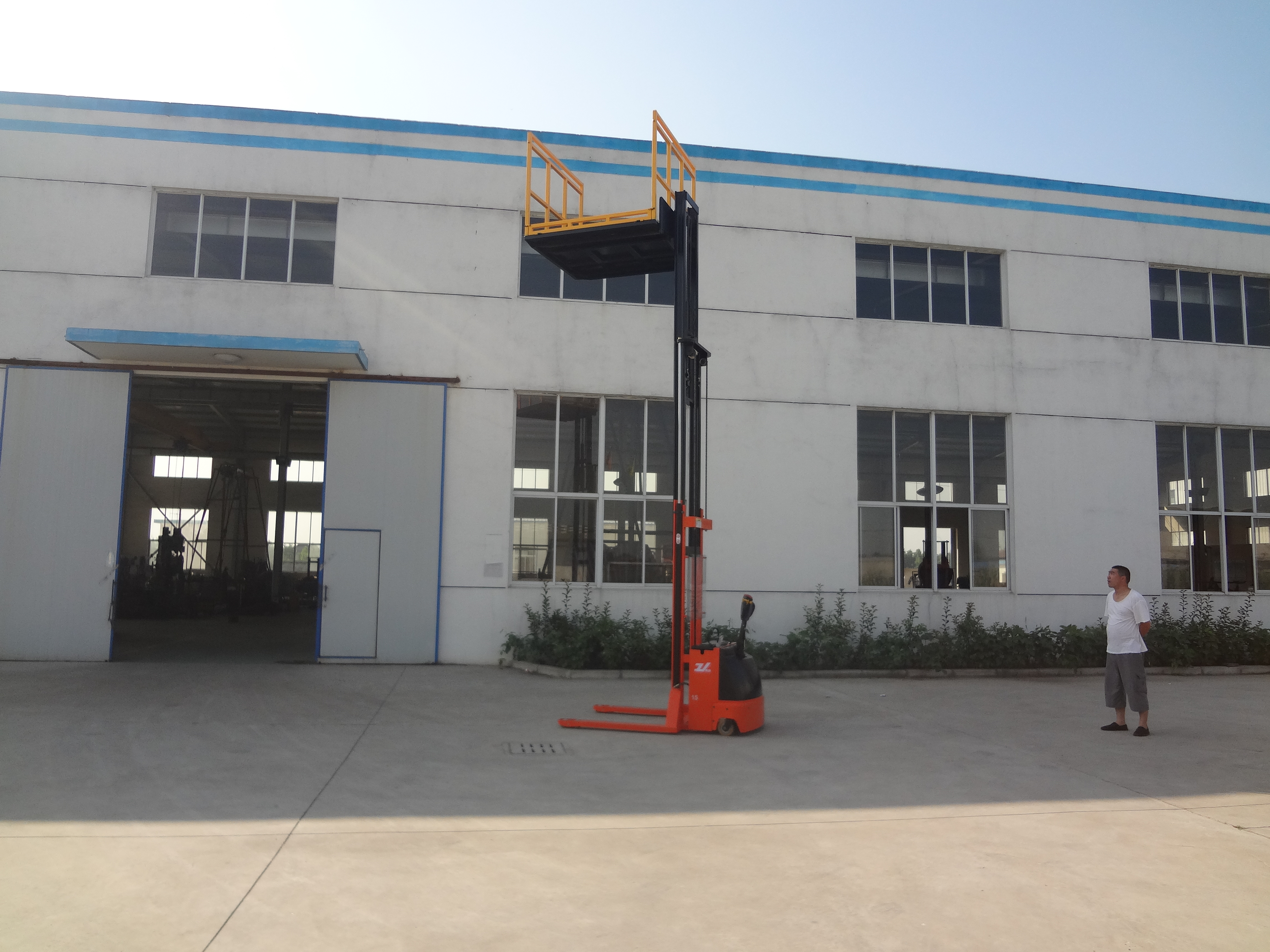 平臺(tái)式全電動(dòng)堆高車(chē) 平臺(tái)式全電動(dòng)堆高車(chē)